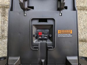 Ladestation des LANDXCAPE LX799 Mähroboters Nahansicht geöffnet