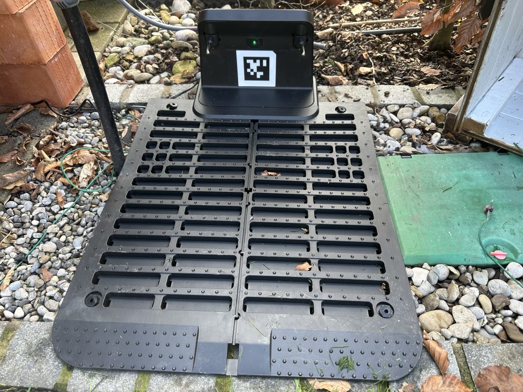 Ladestation des Worx Vision M600 Mähroboters frontal
