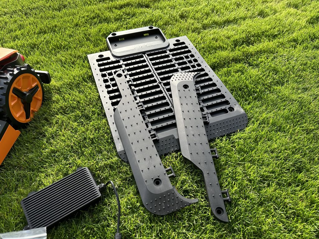 Ladestation des Worx Vision M600 Mähroboters unmontiert
