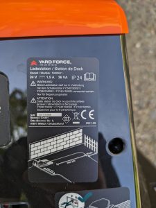 Ladestation des YARDFORCE COMPACT 300RBS Mähroboters Rückseite Nahansicht