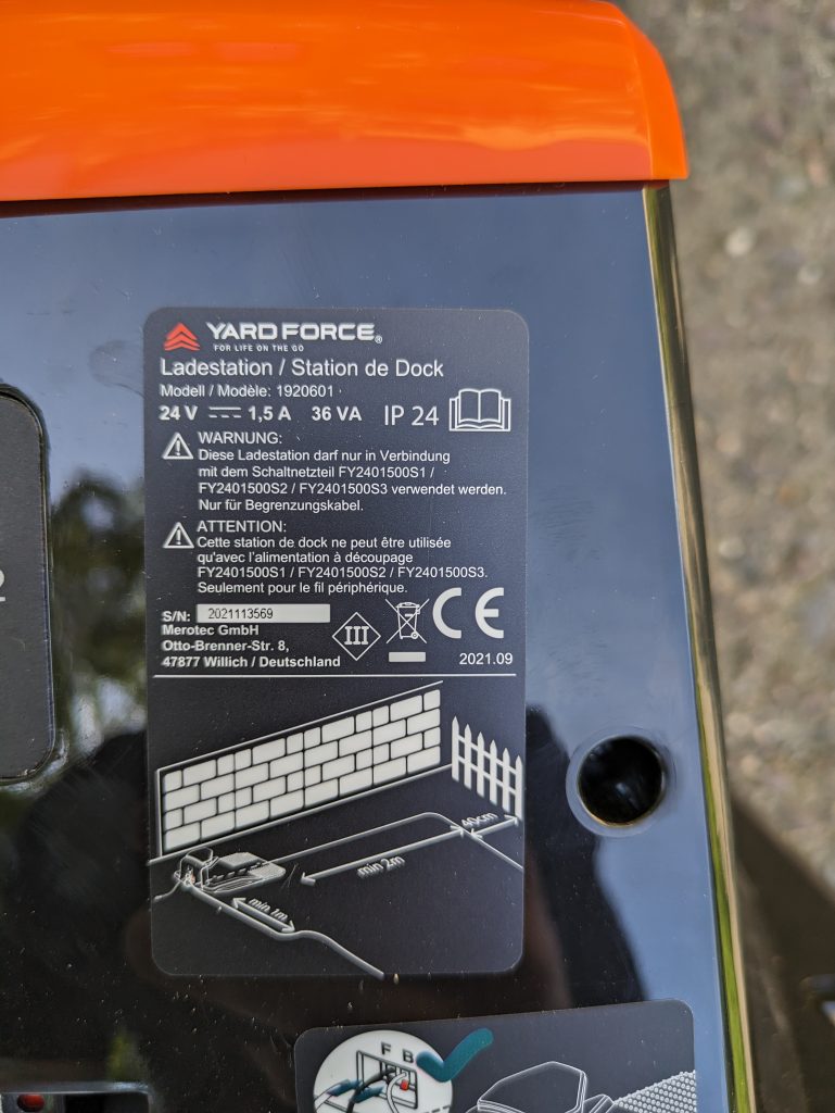 Ladestation des YARDFORCE COMPACT 300RBS Mähroboters Rückseite Nahansicht