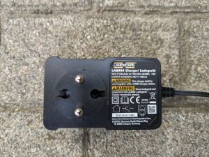Netzteil des LANDXCAPE LX799 Mähroboters Nahansicht