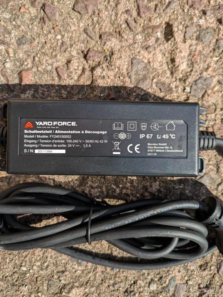 Netzteil des YARDFORCE COMPACT 300RBS Mähroboters Nahansicht