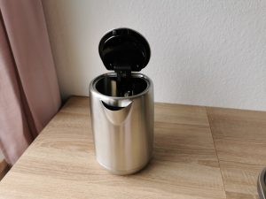 Ninja KT201EU Wasserkocher Frontansicht geöffneter Deckel