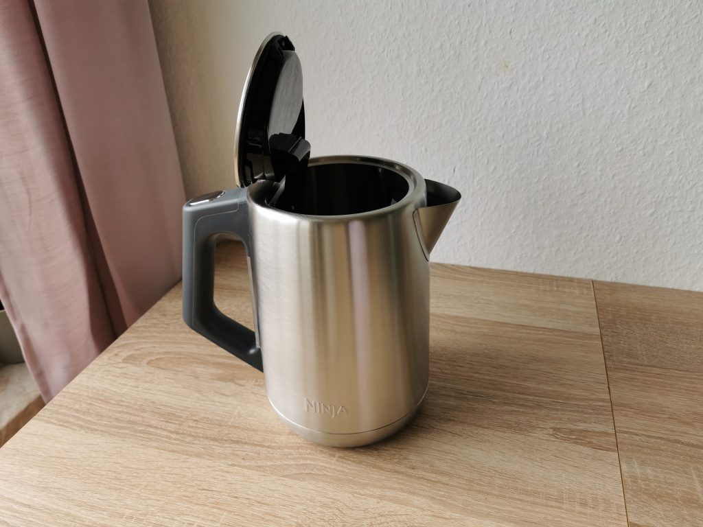 Ninja KT201EU Wasserkocher Seitenansicht geöffneter Deckel