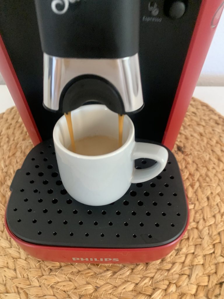 PHILIPS SENSEO® Maestro CSA260:90 Kaffeepadmaschine während der Zubereitung