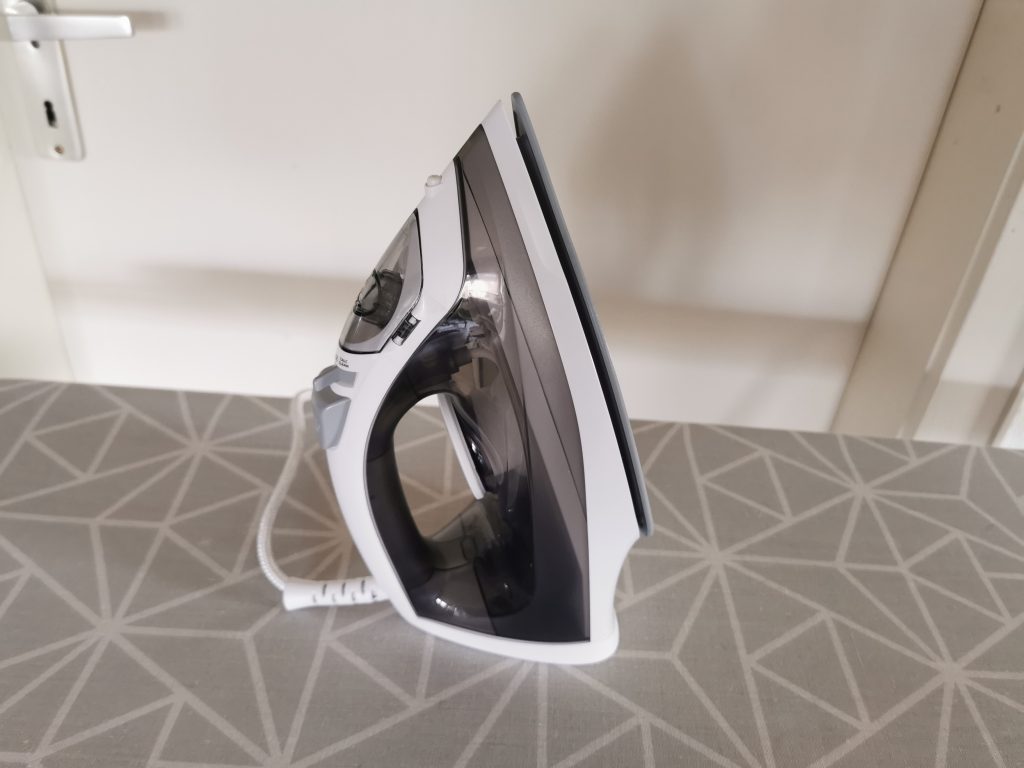 Philips EasySpeed Dampfbügeleisen Seitenansicht stehend