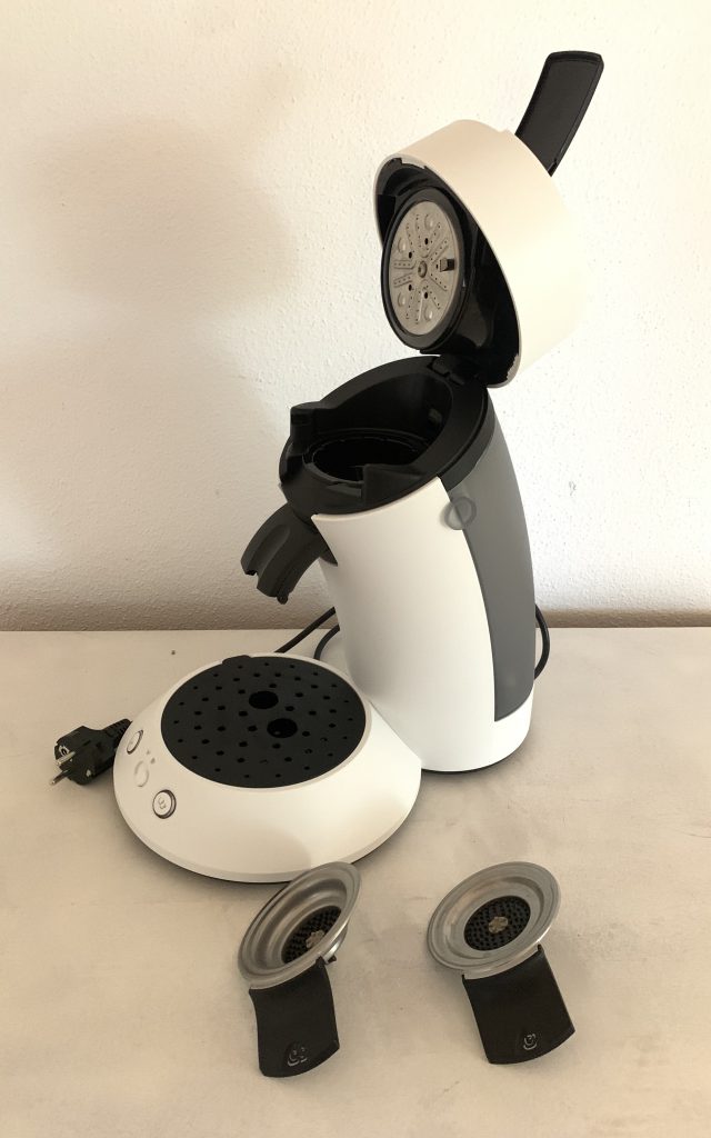 Philips SENSEO® Original Plus CSA210:10 Kaffeepadmaschine mit geöffnetem Deckel und Padhaltern