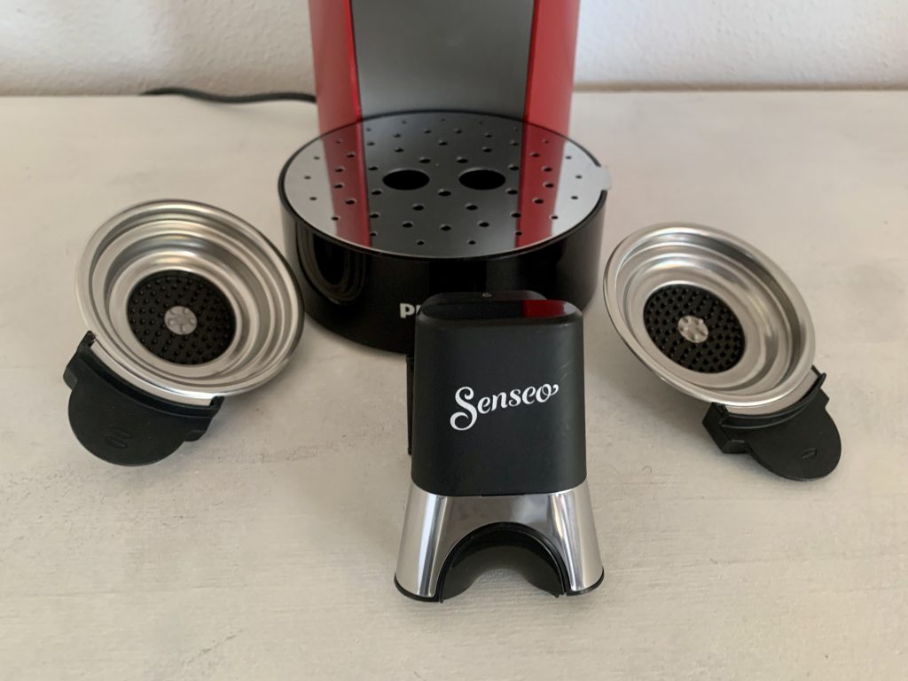 Philips SENSEO® Select CSA240:91 Kaffeepadmaschine Nahaufnahme Padhalter und Kaffeeausguss