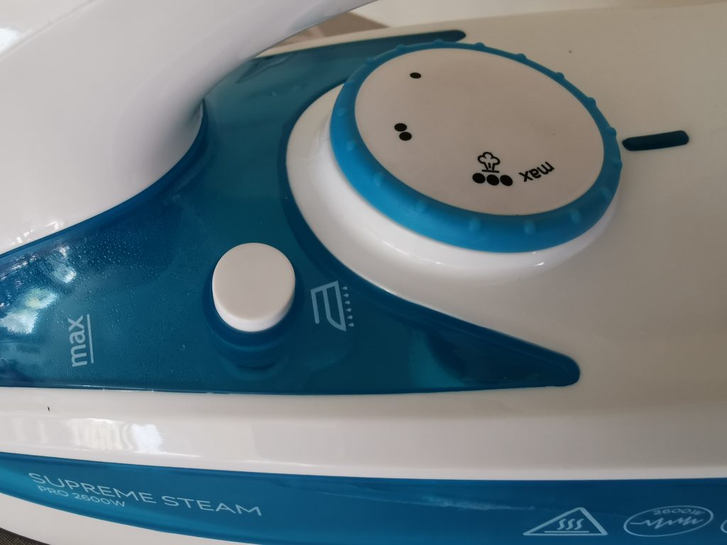 Russell Hobbs SupremeSteam Pro Dampfbügeleisen Drehregler und Antikalk