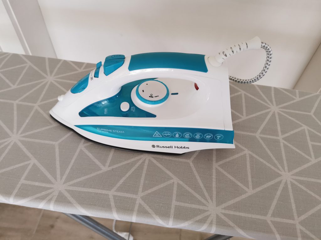 Russell Hobbs SupremeSteam Pro Dampfbügeleisen Seitenansicht