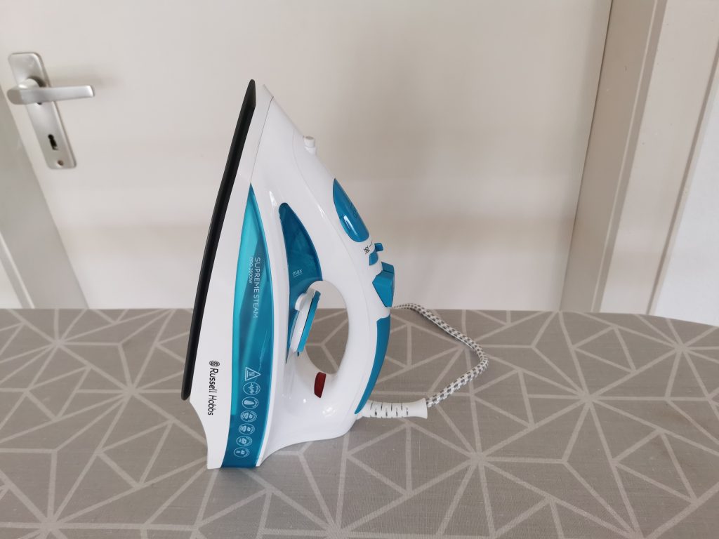 Russell Hobbs SupremeSteam Pro Dampfbügeleisen Seitenansicht stehend