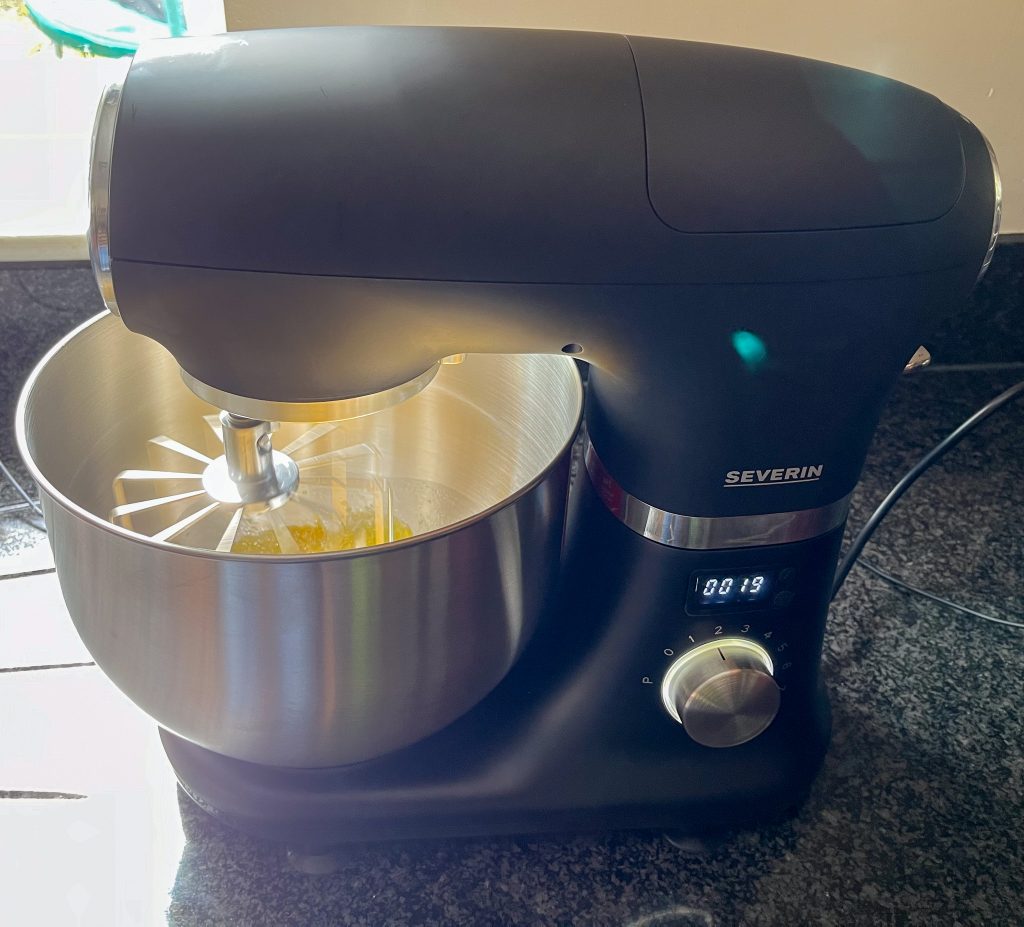 SEVERIN KM 3897 Küchenmaschine beim Rühren