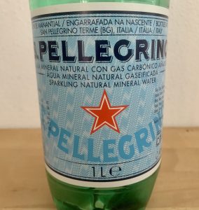 San Pellegrino Mineralwasser Etikett Vorderseite Nahaufnahme