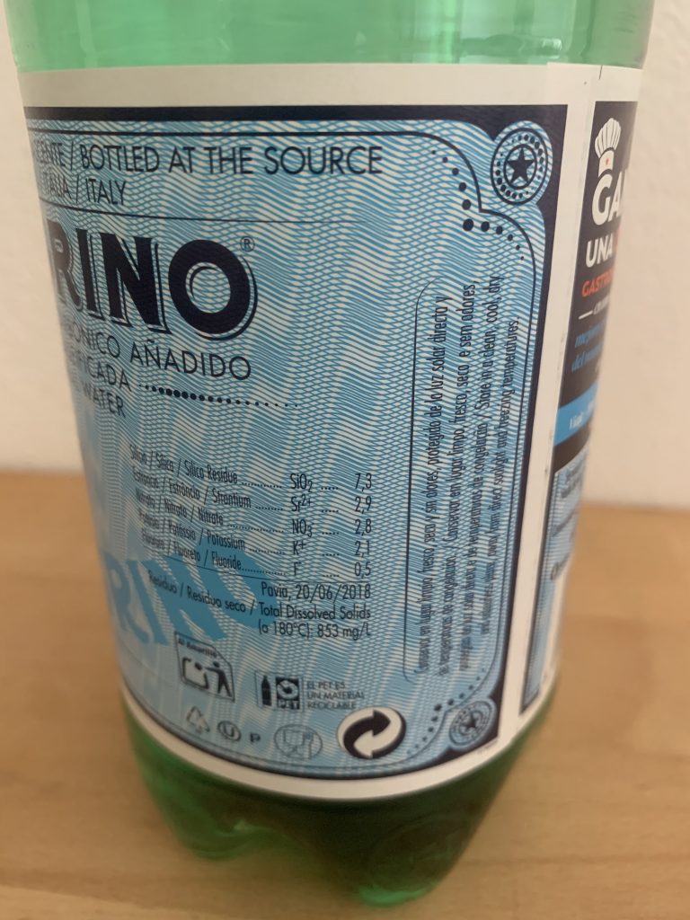 San Pellegrino Mineralwasser Etikett nhaltsstoffe Nahaufnahme