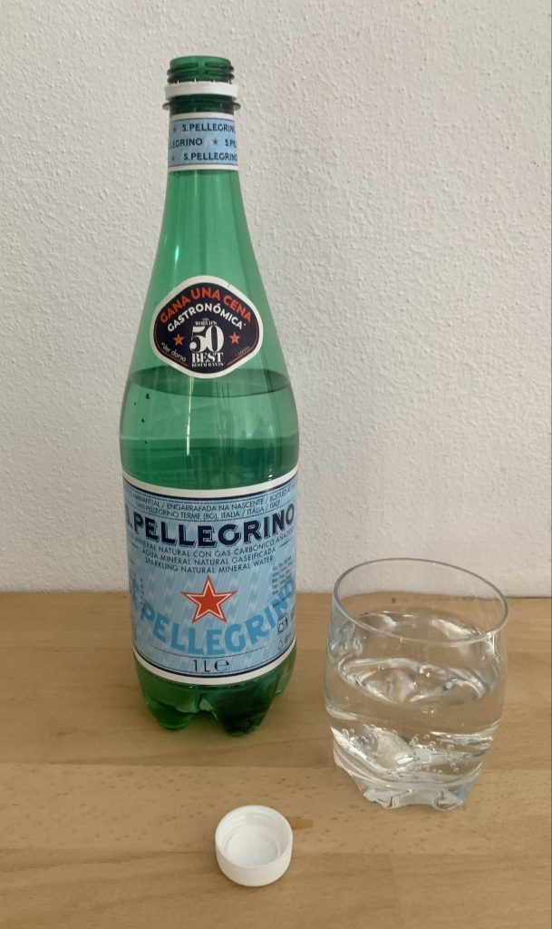 San Pellegrino Mineralwasser geöffnete Flasche