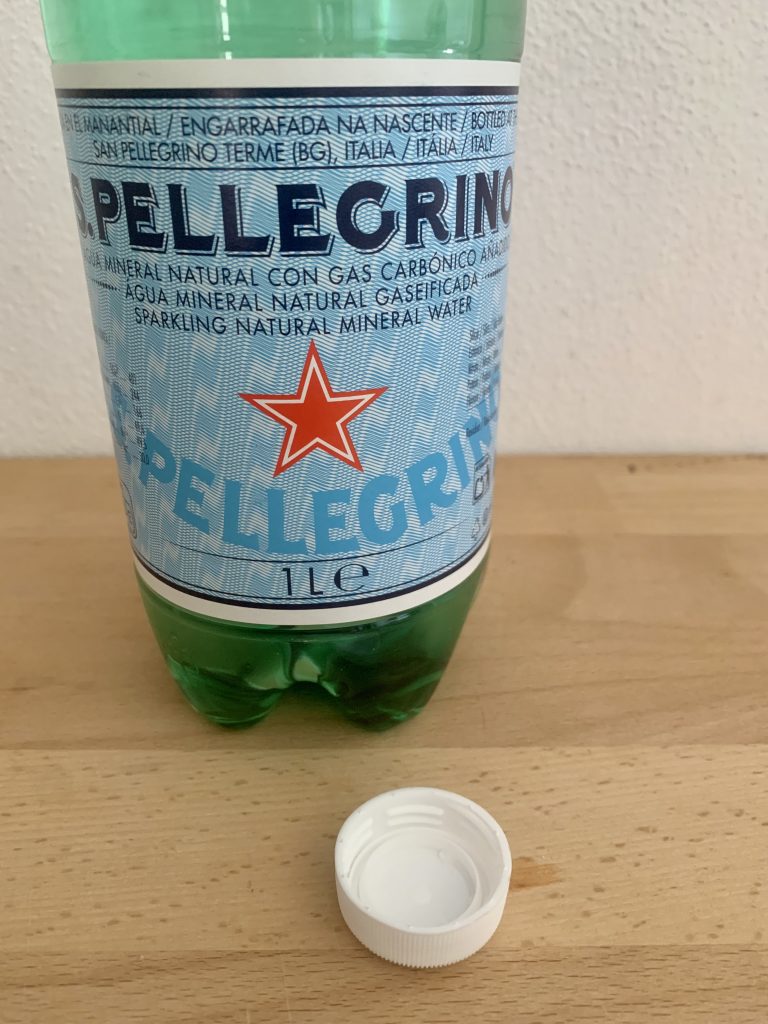 San Pellegrino Mineralwasser geöffneter Verschluss Nahaufnahme