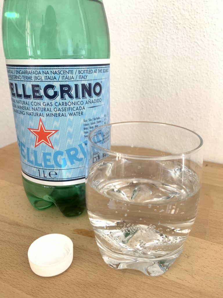San Pellegrino Mineralwasser im Glas Nahaufnahme