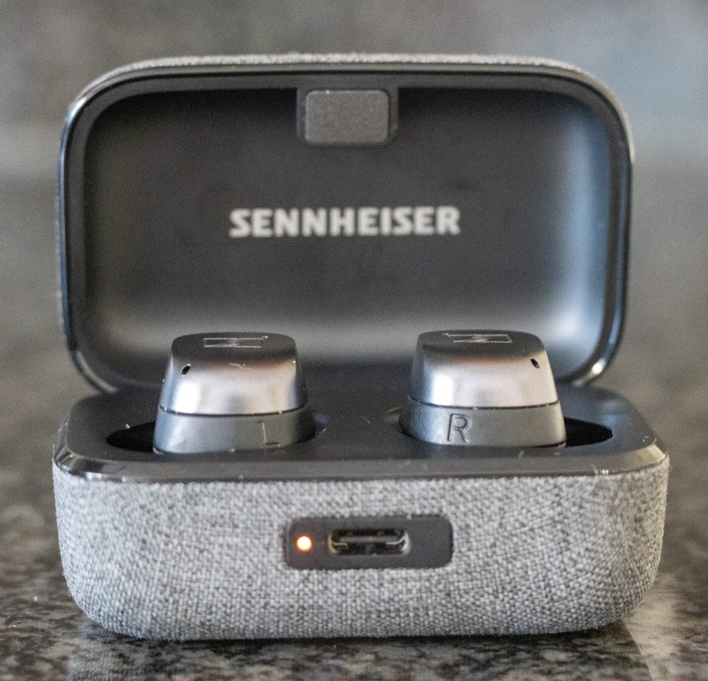 Sennheiser MOMENTUM True Wireless 3 In-Ear-Bluetooth-Kopfhörer in geöffneter Ladeschale