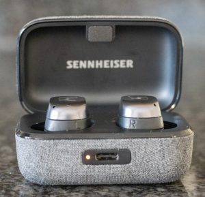 Sennheiser MOMENTUM True Wireless 3 In-Ear-Bluetooth-Kopfhörer in geöffneter Ladeschale