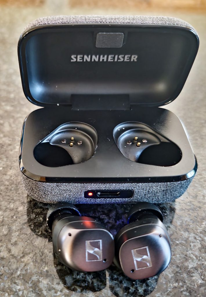 Sennheiser MOMENTUM True Wireless 3 In-Ear-Bluetooth-Kopfhörer vor geöffnetem Ladecase