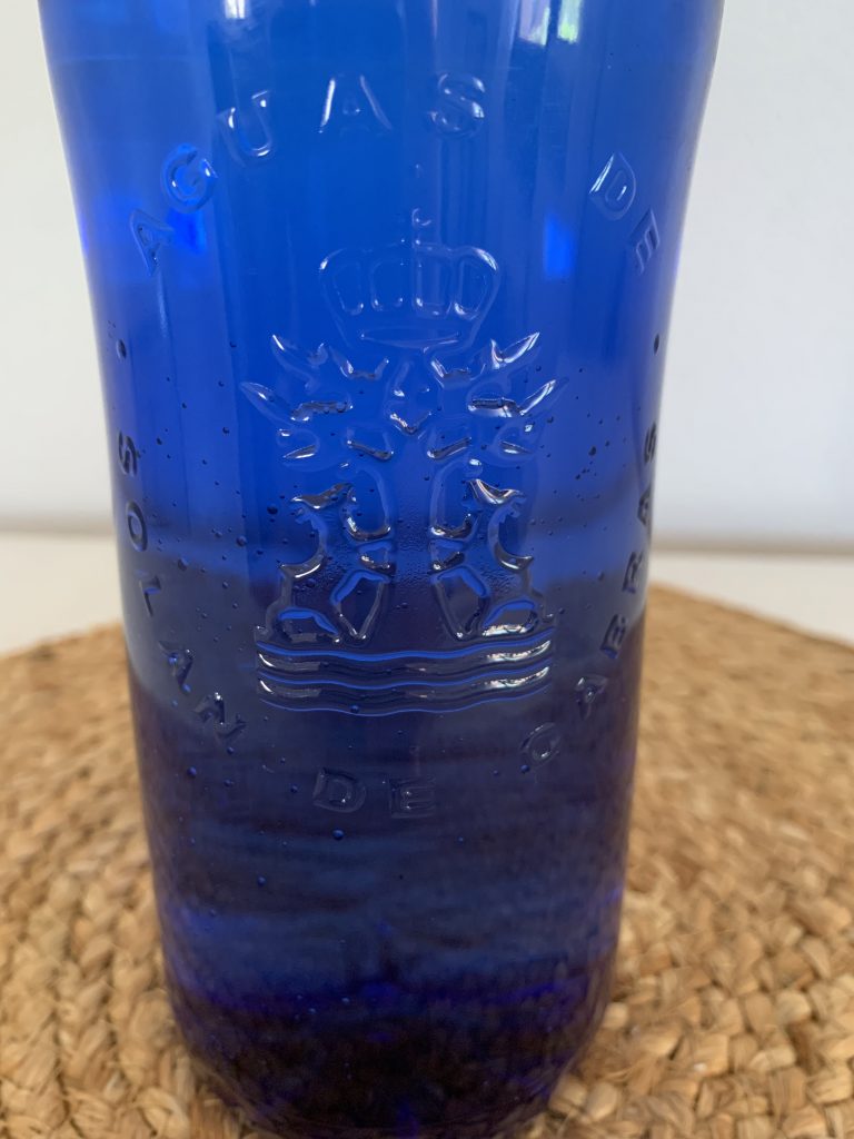 Solan de Cabras Mineralwasser Nahaufnahme Logo Flasche