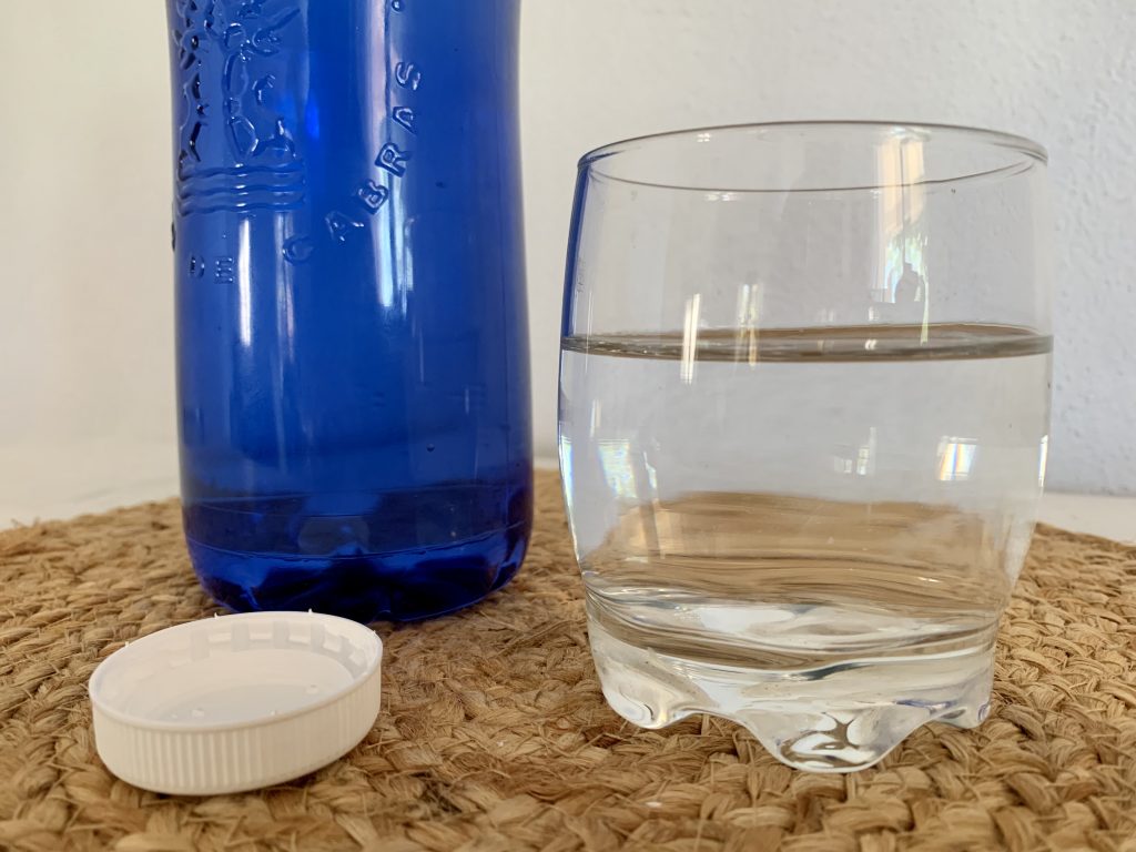Solan de Cabras Mineralwasser im Glas Nahaufnahme