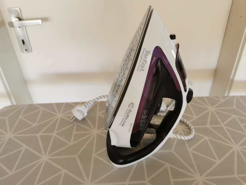 Tefal EasyGliss Plus Bügeleisen seitlich stehend