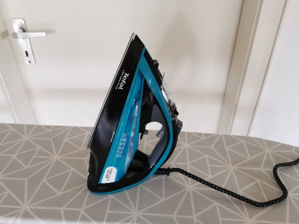 Tefal Ultimate Pure Dampfbügeleisen seitlich stehend