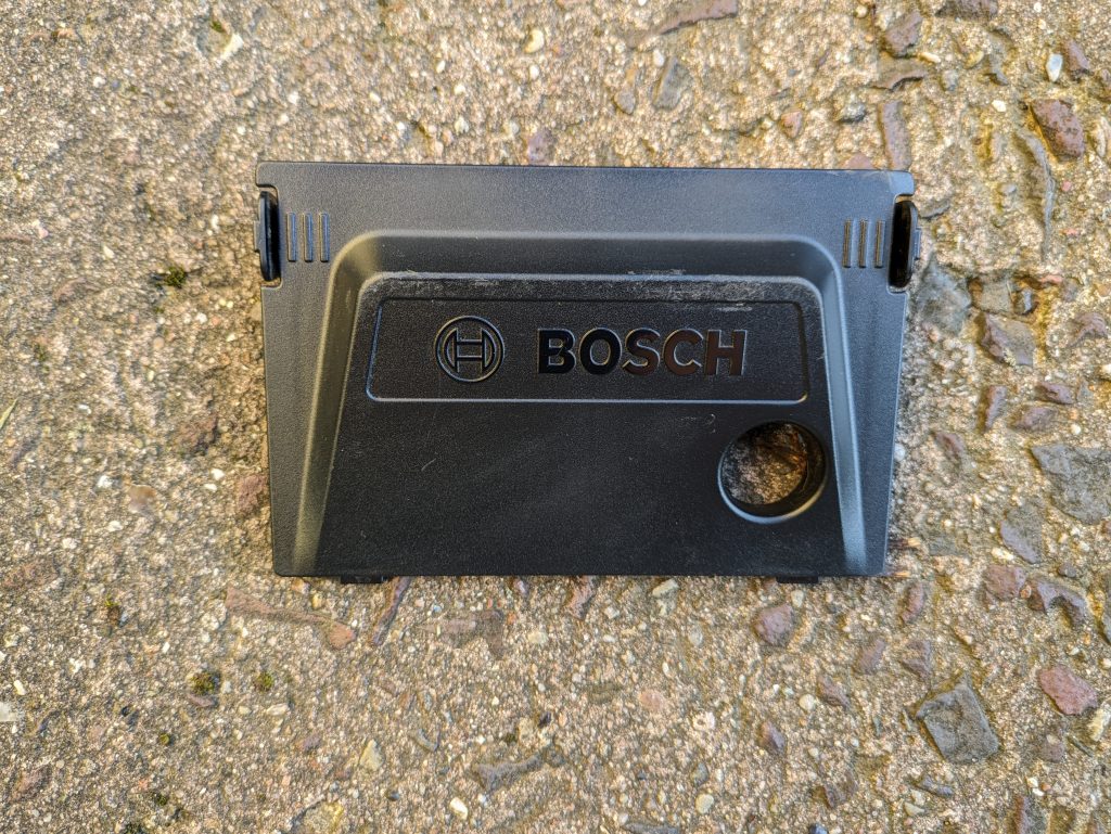 Verdeckung der Klemmen des Bosch Home and Garden Indego XS 300 Mähroboters