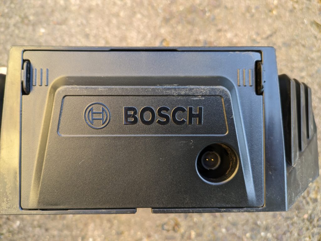 Verdeckung des Bosch Home and Garden Indego XS 300 Mähroboters aufgesteckt