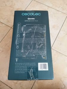Verpackung der Cecotec Coffee 66 Smart Kaffeemaschine von der rechten Seite