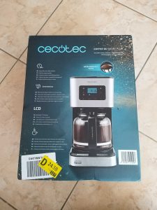 Verpackung der Cecotec Coffee 66 Smart Kaffeemaschine von vorne