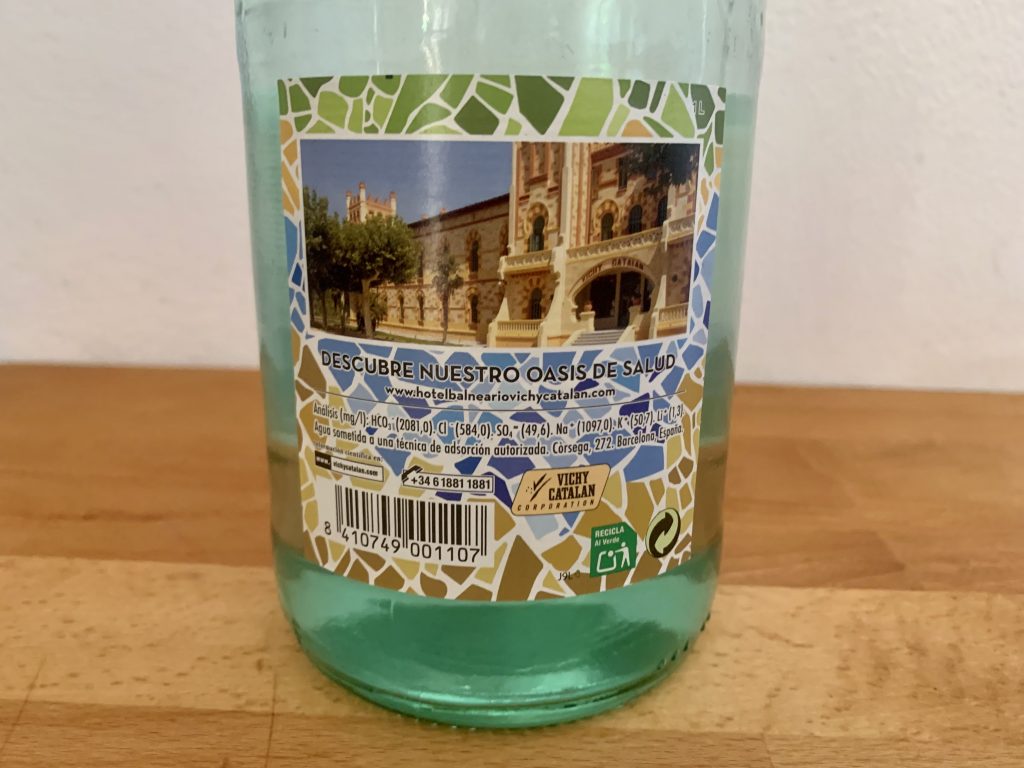 Vichy Catalán Mineralwasser Nahaufnahme Flaschenetikett der Rückseite