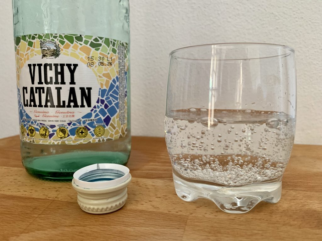 Vichy Catalán Mineralwasser Nahaufnahme Sprudel im Glas