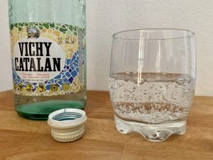 Vichy Catalán Mineralwasser Nahaufnahme Sprudel im Glas