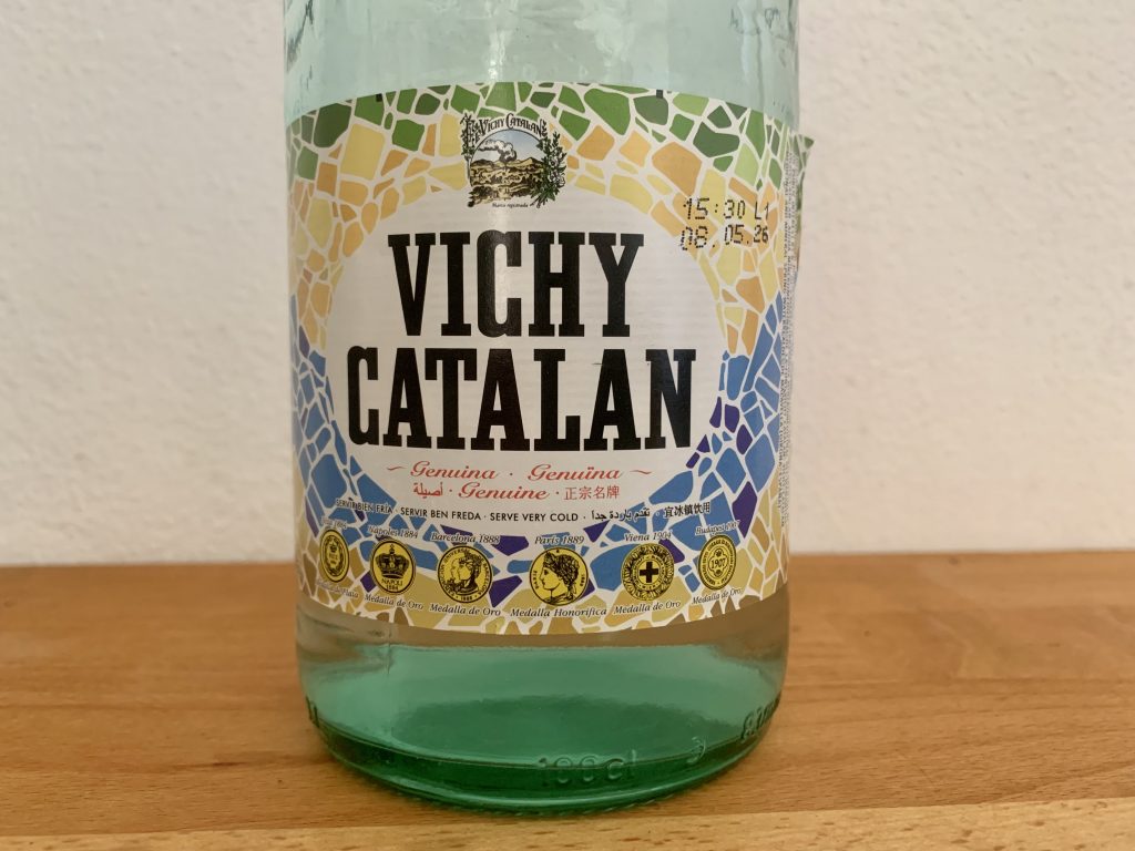 Vichy Catalán Mineralwasser Nahaufnahme ganzes Etikett Vorderseite