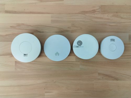Vier Rauchmelder mit unterschiedlicher Größe