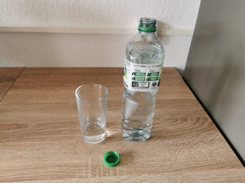 Volvic Mineralwasser im Glas