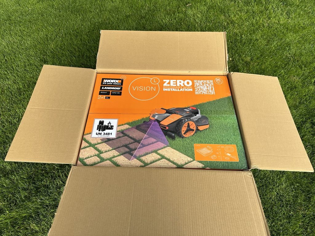 Worx Vision M600 Mähroboter Paket geöffnet