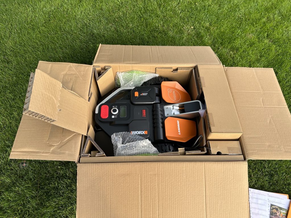 Worx Vision M600 Mähroboter Verpackung ansicht des Mähroboters
