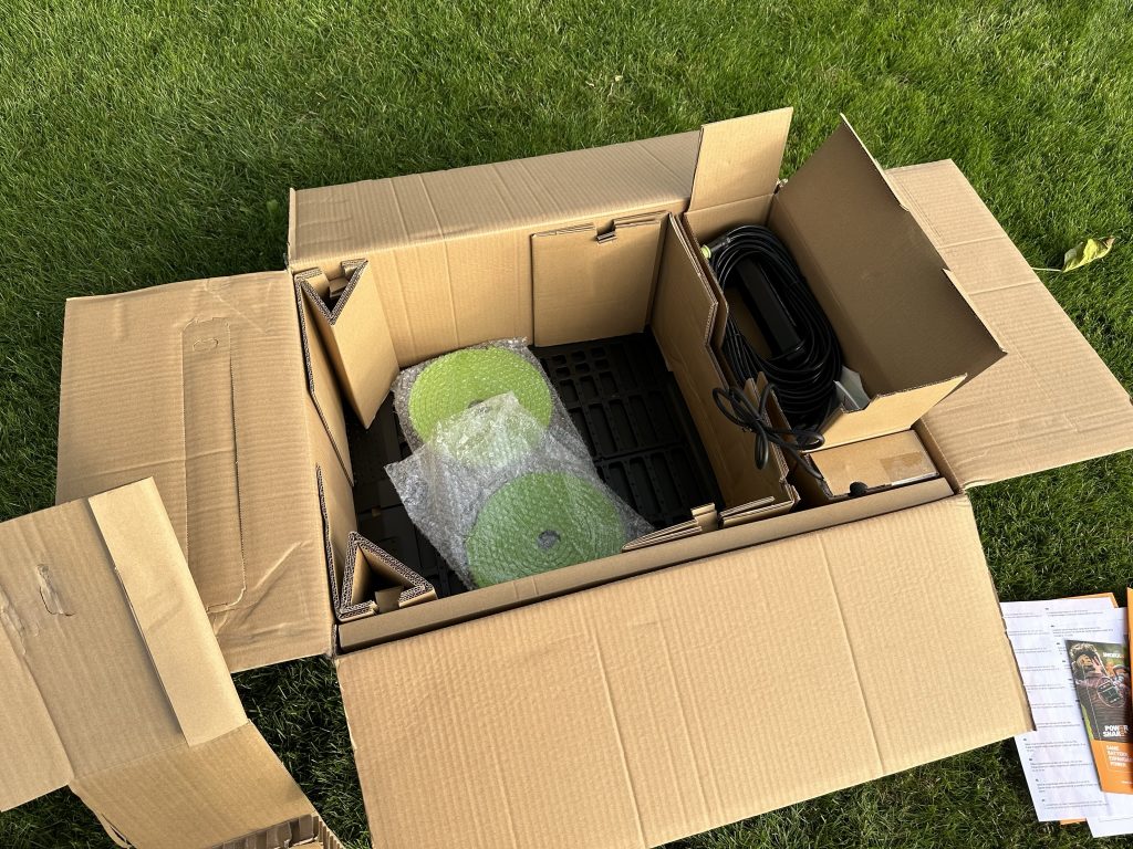Worx Vision M600 Mähroboter Verpackung ausgeräumt
