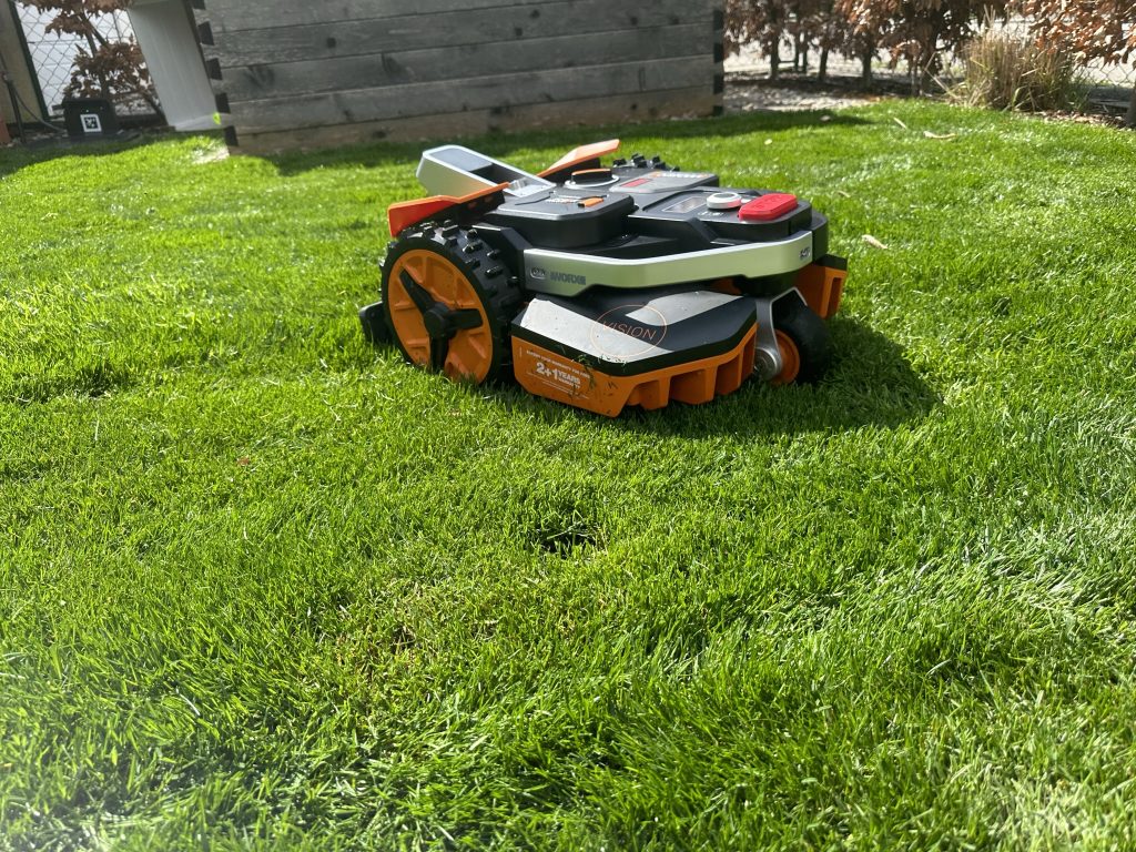 Worx Vision M600 Mähroboter auf dem Rasen