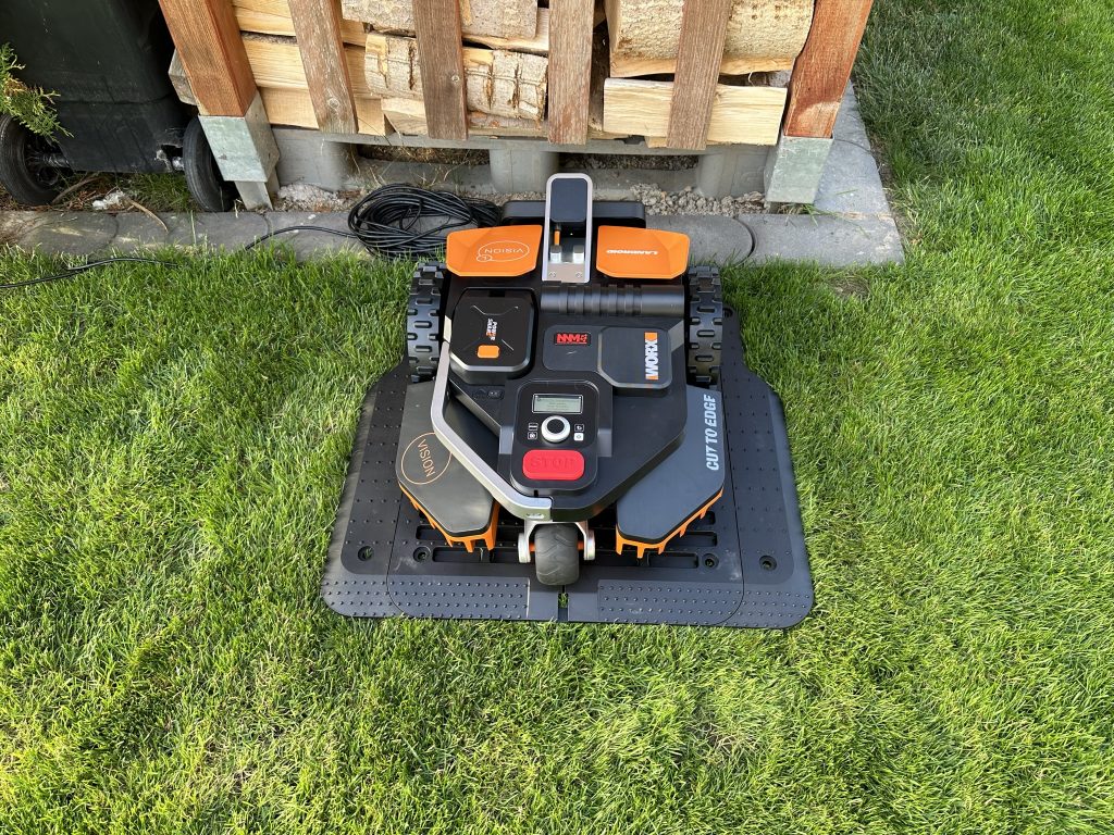 Worx Vision M600 Mähroboter auf der Ladestation