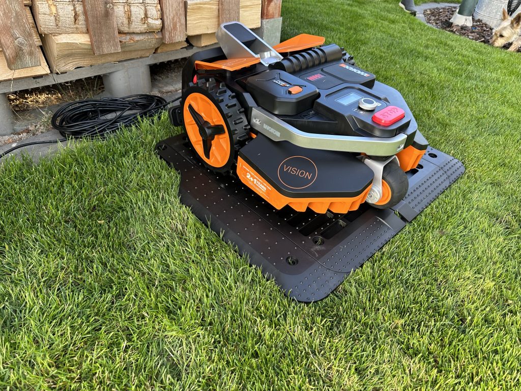 Worx Vision M600 Mähroboter auf der Ladestation von links