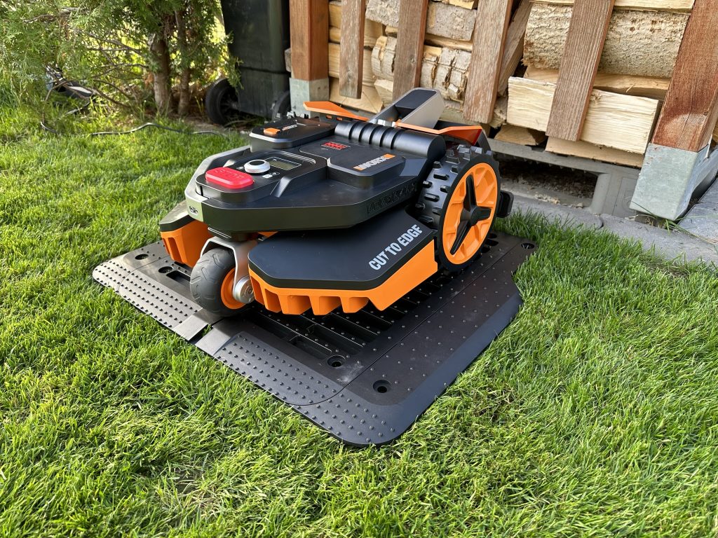 Worx Vision M600 Mähroboter auf der Ladestation von rechts