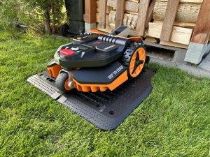 Worx Vision M600 Mähroboter auf der Ladestation von rechts