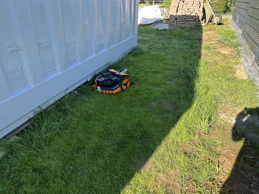 Worx Vision M600 Mähroboter beim Schneiden
