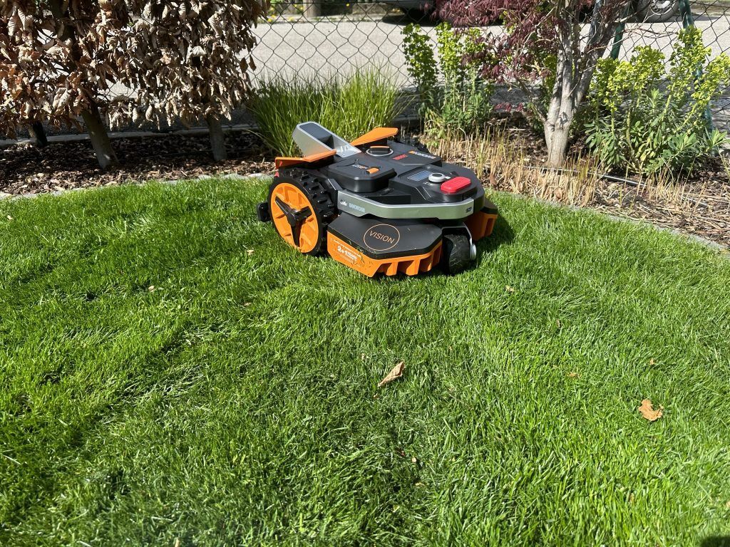 Worx Vision M600 Mähroboter in einer Ecke