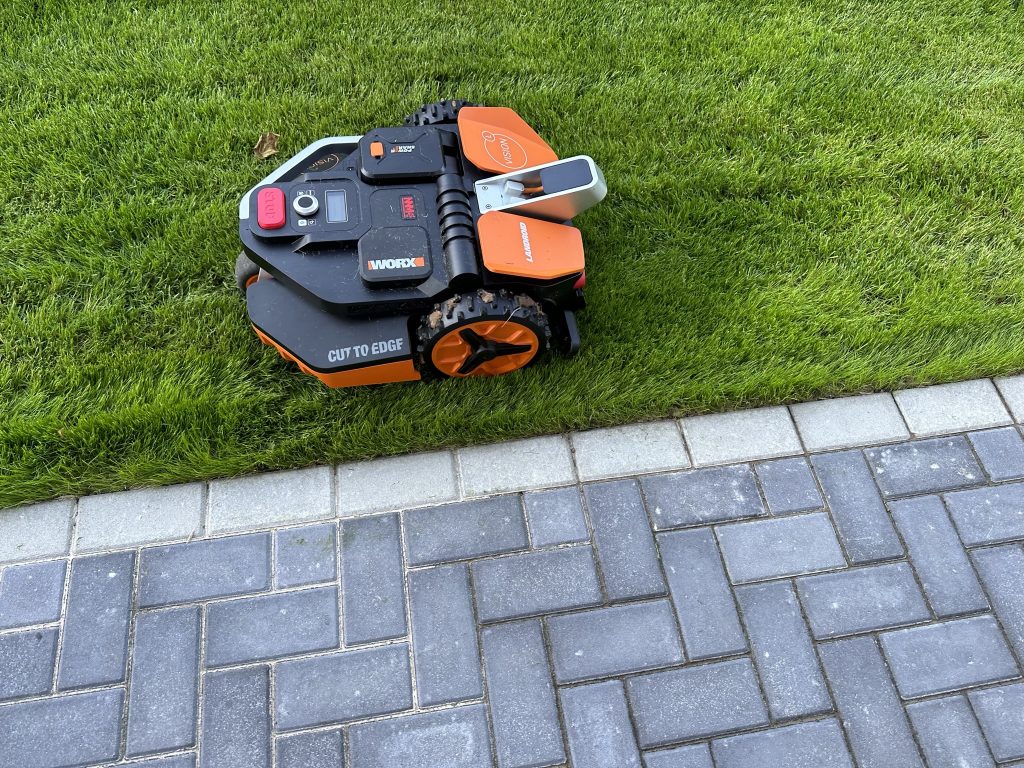 Worx Vision M600 Mähroboter neben Pflastersteinen